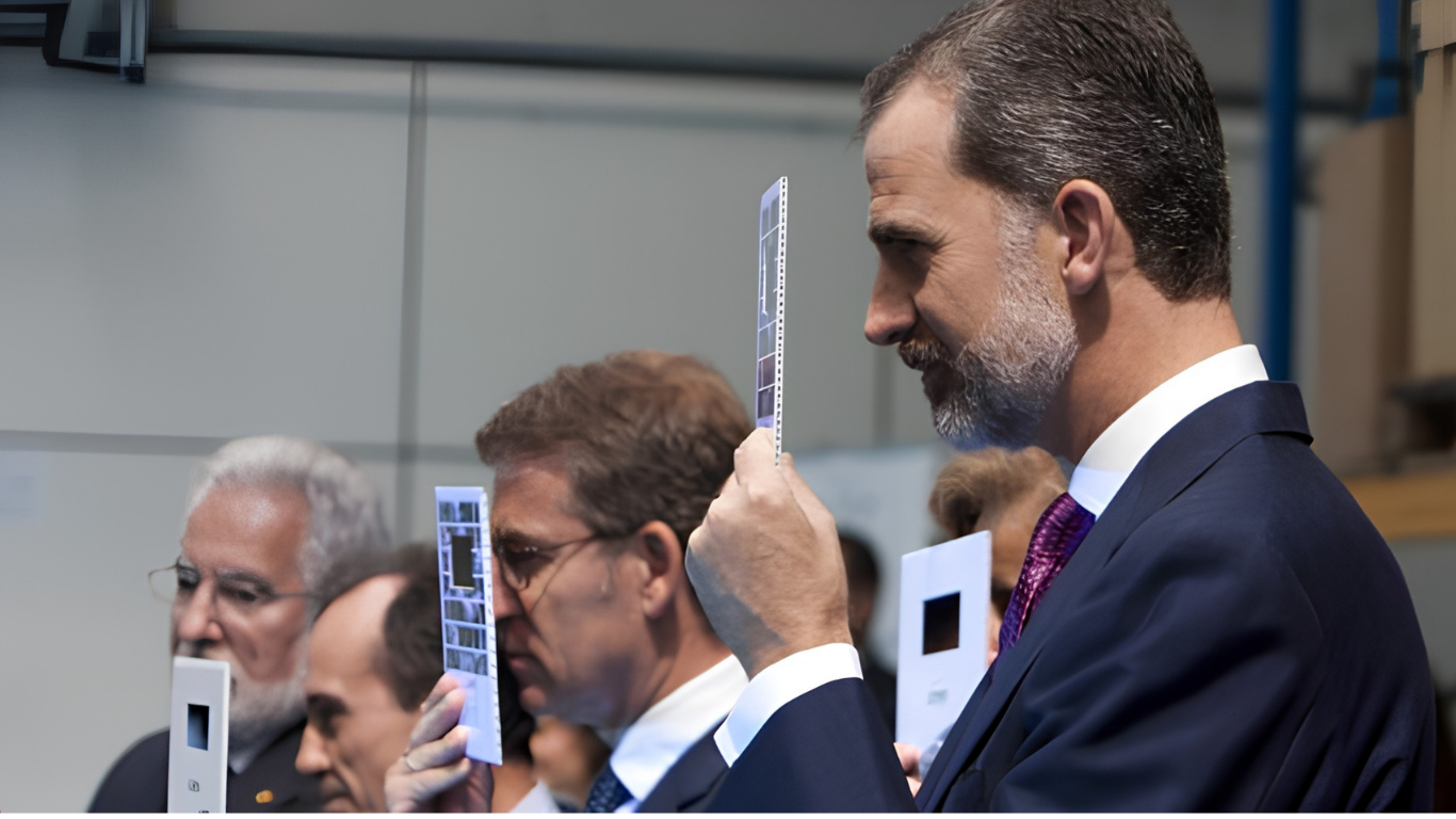 Primer plano de S.M. el Rey Felipe VI con el presidente de la Xunta de Galicia Alberto Núñez Feijóo durante la visita a AIMEN — Mundinova comunicación corporativa