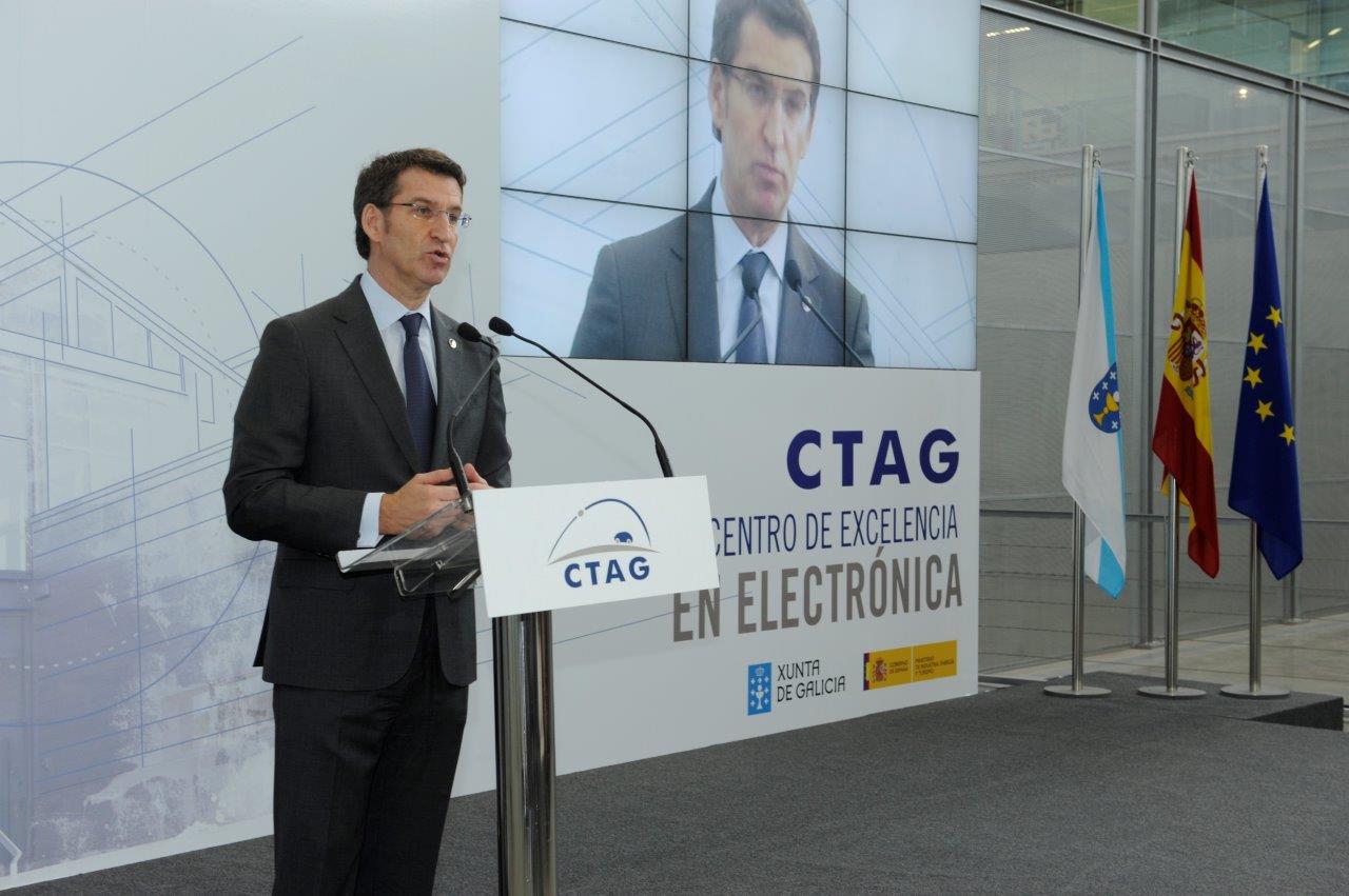 Interior del vehículo inteligente CTAG con autoridades durante la demostración — cobertura fotográfica Mundinova