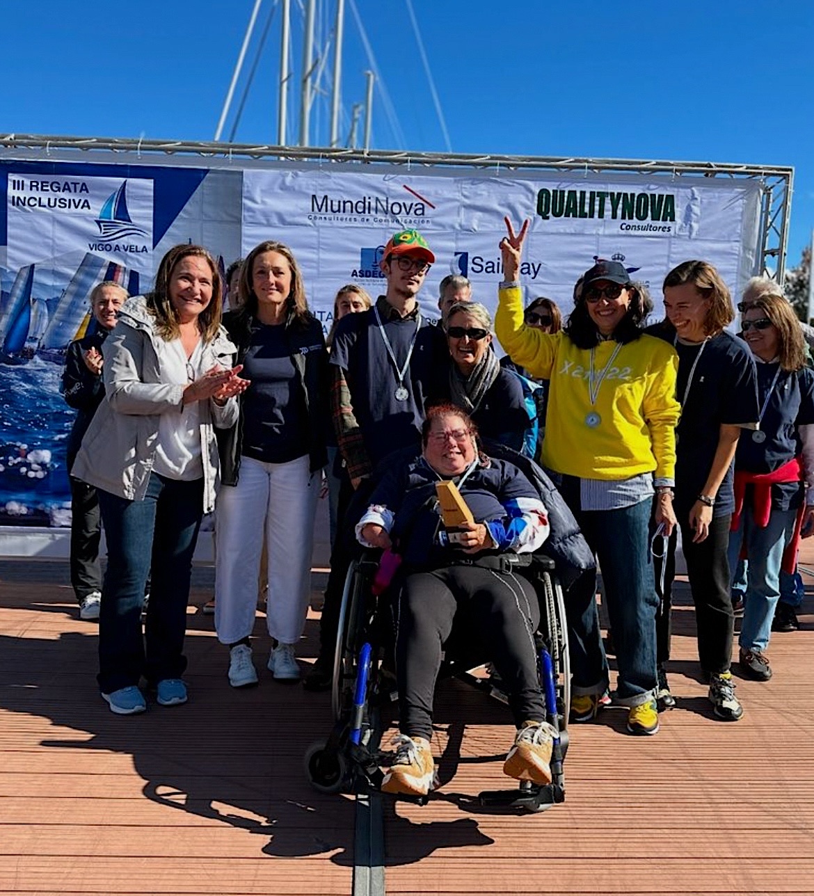 Equipo ganador en el muelle — Regata Inclusiva Vigo a Vela