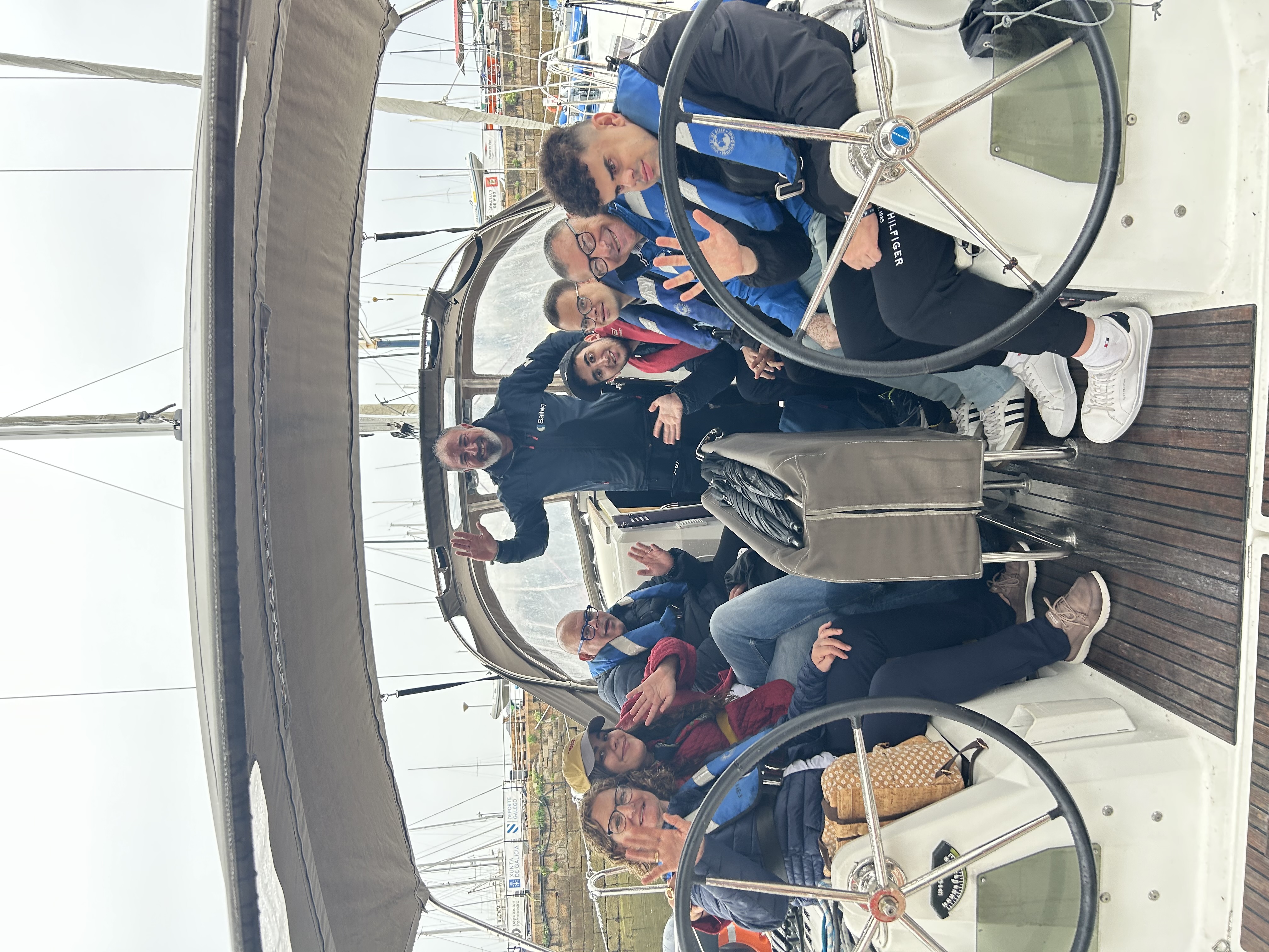 Tripulación mixta en cubierta — Regata Inclusiva Vigo a Vela