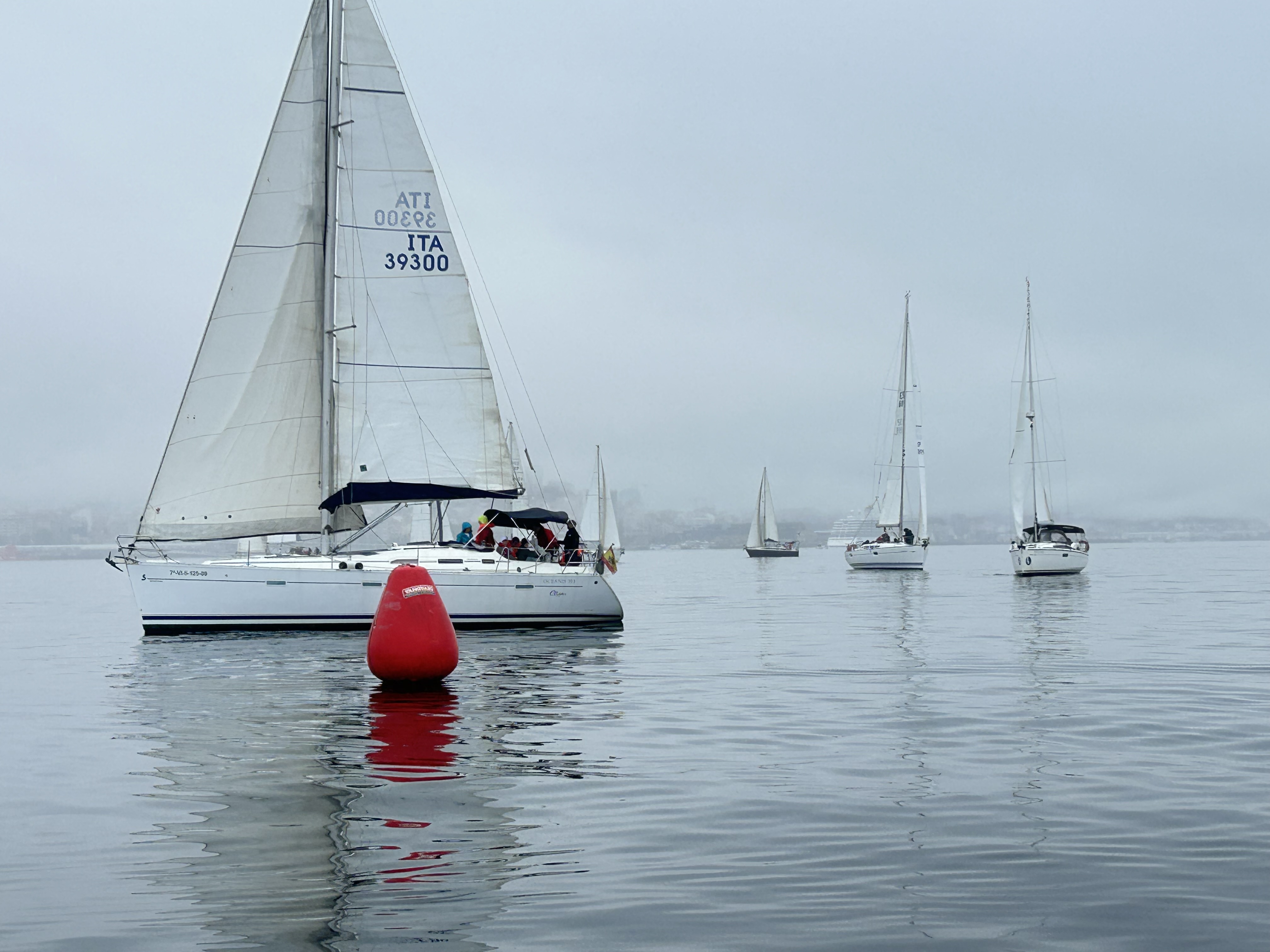 Veleros de la Regata Inclusiva Vigo a Vela en la Ría de Vigo