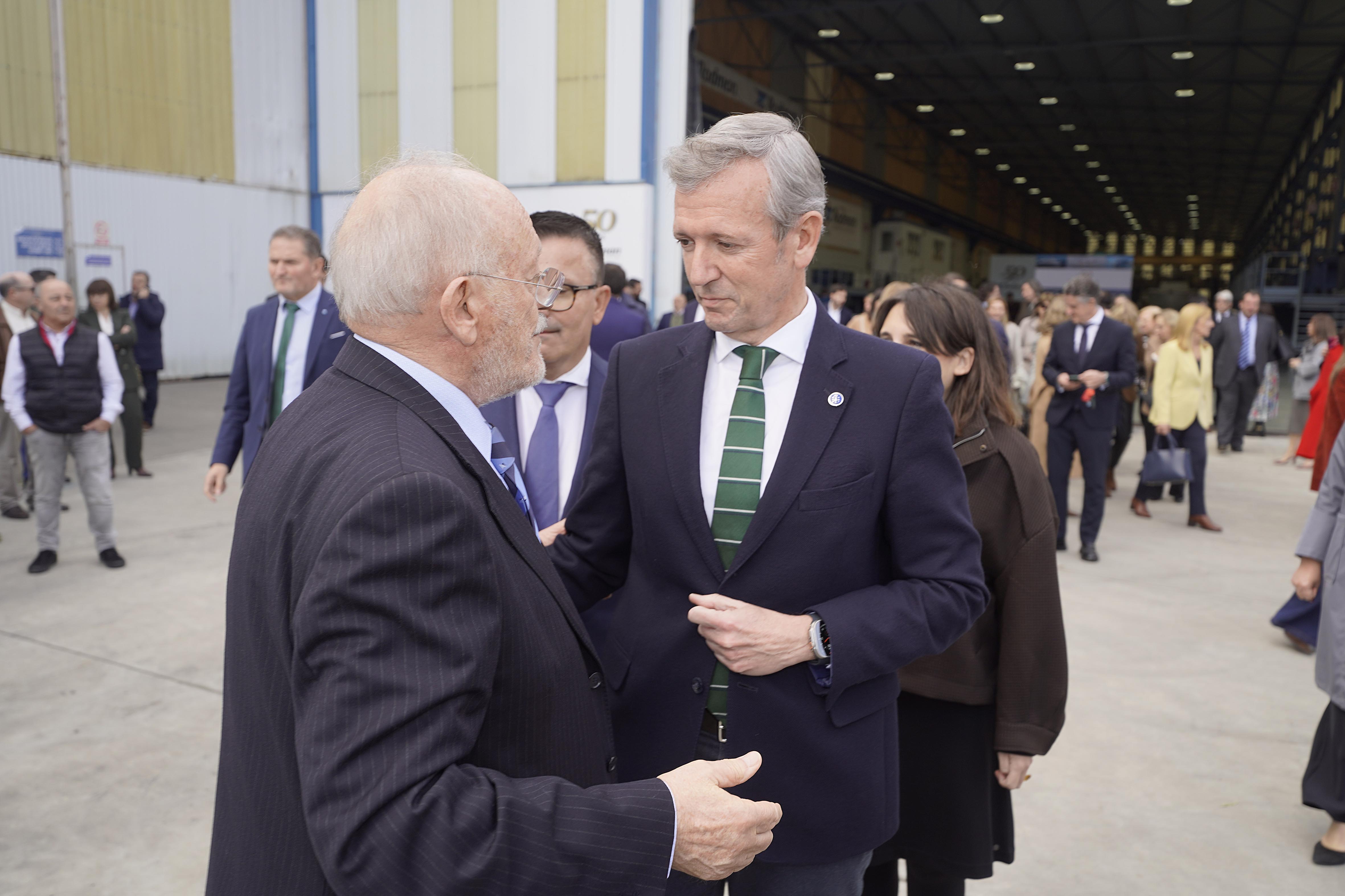 Alfonso Rueda, presidente de la Xunta, con el fundador de Rodman Polyships en el 50 aniversario