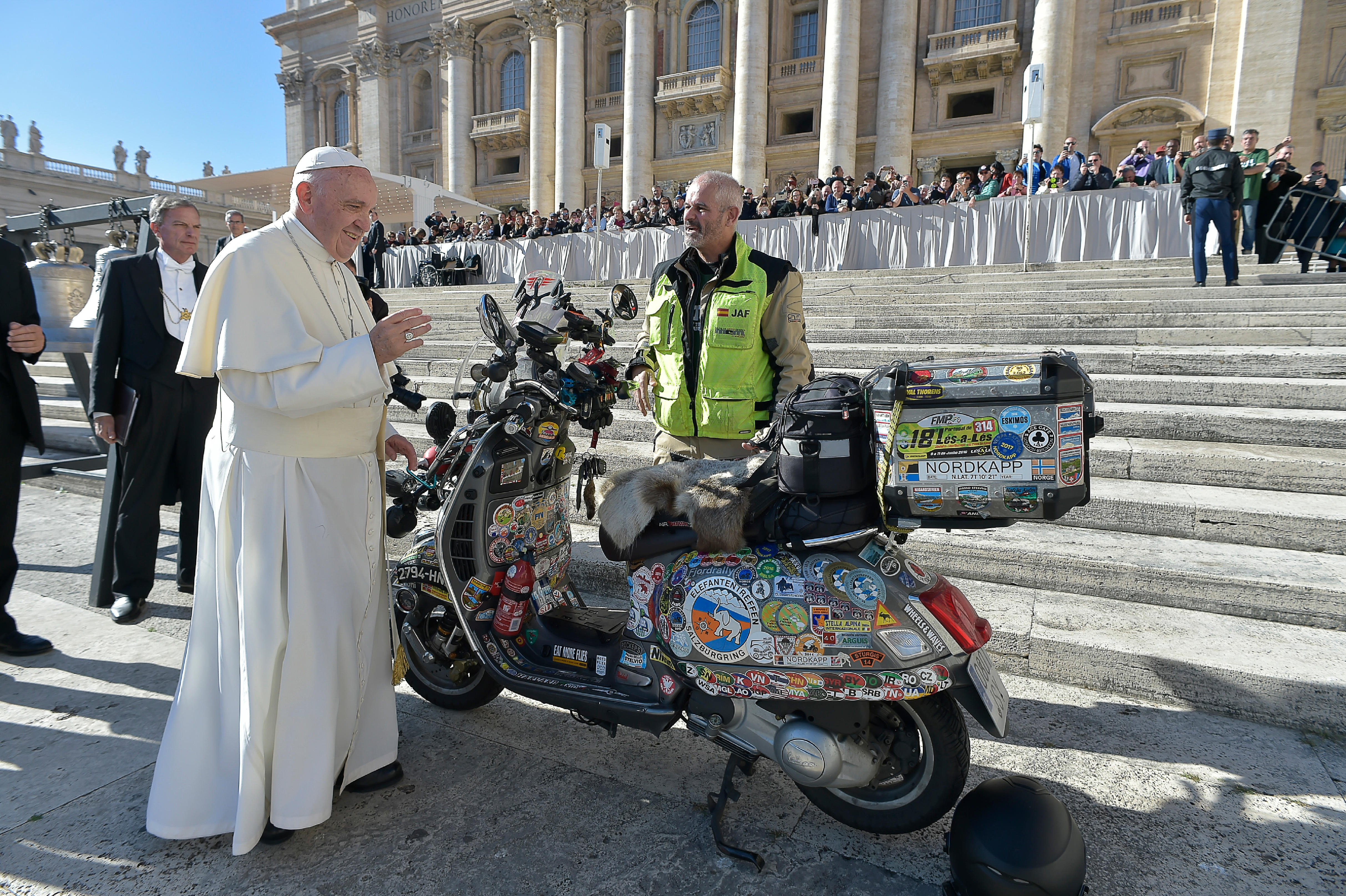 Vespa Extreme Wheels for Life — Papa Francisco bendice la moto en Plaza San Pedro, comunicación Mundinova